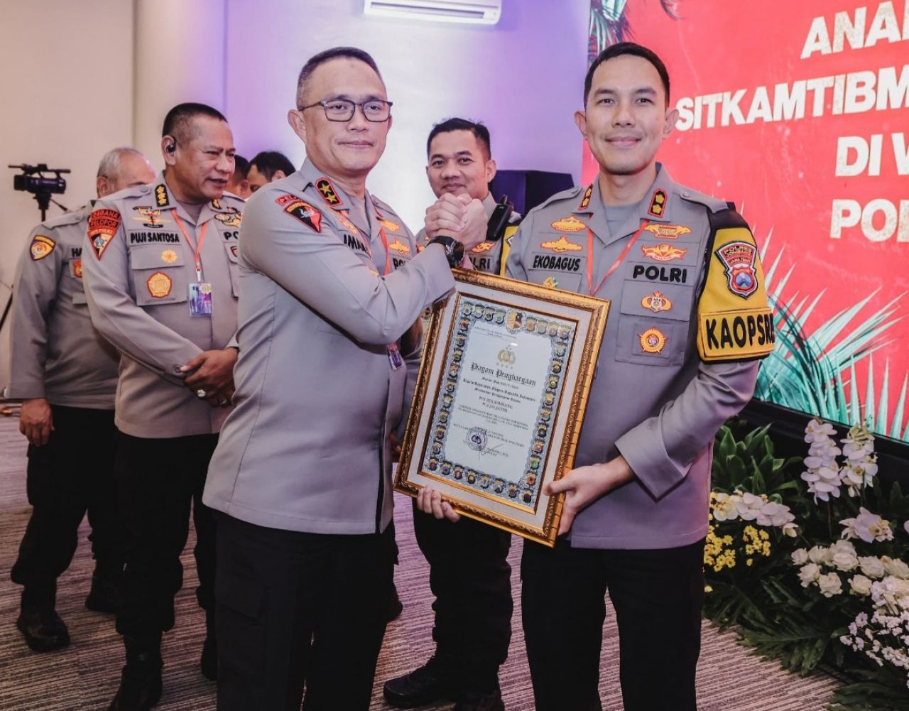 Kapolres Jombang saat menerima penghargaan dari Kapolda Jatim Irjen Pol Imam Sugianto (foto : humasresjbg/darmanto_beritaformat.com)