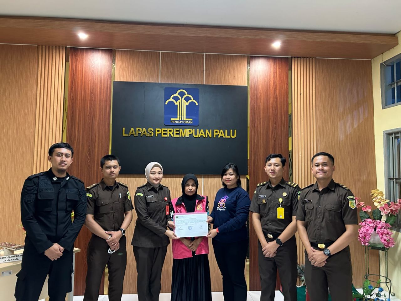 Oknum Kades Dusunan Barat saat akan diserahkan ke Penuntut Umum Cabjari Tinombo didampingi petugas dari Lapas Perempuan Palu (foto : humascabjaritinombo/asri_beritaformat.com)