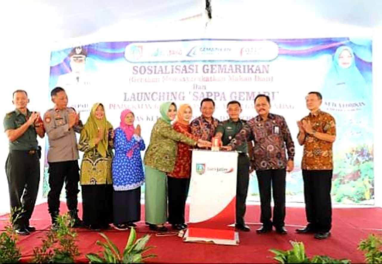 Camat, Asisten, Dandim, Sekda, baju biru Kadis Ketaprik, Kapolsek dan Danramil tekan tombol bersama launching sappa gemari mencegah stunting (foto : darmanto_beritaformat.com)