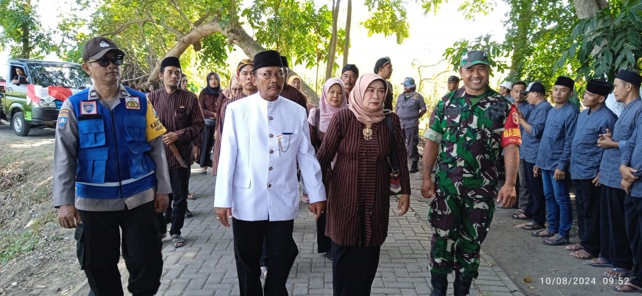 Kades Keras beserta istri di dampingi babinsa dan bhabinkamtibmas desa keras berjalan menuju punden sentono agung (foto : darmanto_beritaformat.com)