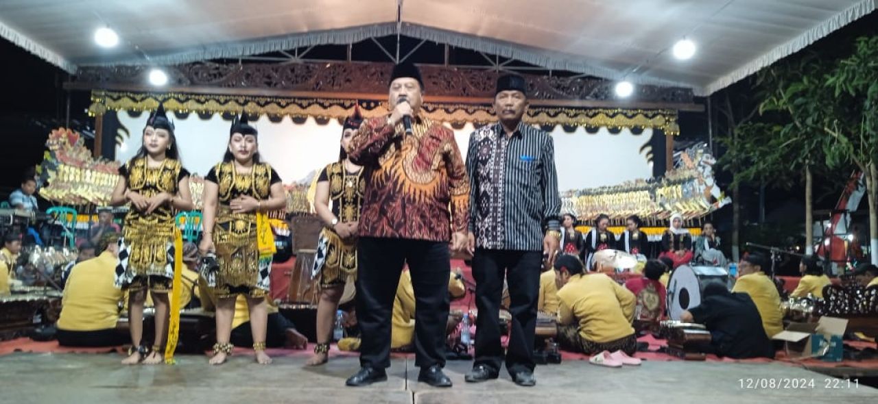 H. Warsubi saat menyampaikan pidato sambutan dalam rangka tasyakuran peringatan HUT RI ke 79 dan sedekah desa keras (foto : darmanto_beritaformat.com)