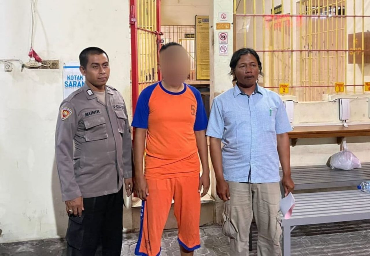 ADP dan HJS berhasil di amankan petugas pasca dilaporkan pemilik mobil ke Unit Reskrim Polres Jombang (foto : humasresjbg/darmanto_beritaformat.com)