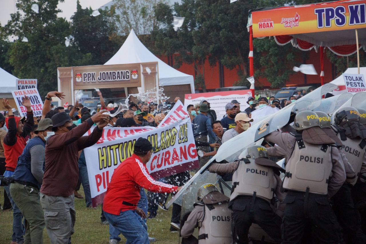 Anggota Polres Jombang ikuti simulasi penanganan unjuk rasa dalam gelaran sispamkota menjelang perhelatan Pilkada 2024 Jombang (foto : humasresjbg/darmanto_beritaformat.com)