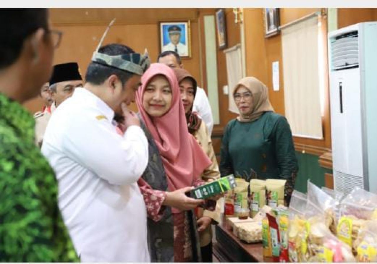 Pj Bupati Jombang Dr. Drs.Teguh Narutomo, M.M., CRGP., CGCAE., CFrA., didampingi Pj Ketua Tim Penggerak PKK Kabupaten Jombang Irnie Victorynie Teguh Narutomo S.Pd., M. Pd., P.H.D., berkeliling melihat dan mencicipi produk hasil UMKM dalam acara hari jadi 