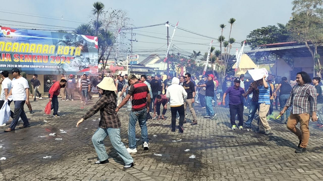 Masa pendemo ricuh bagian dari skenario simulasi sispamkota dalam rangka persiapan pengamanan pemilukada kab.mojokerto 2024 (foto : humasresmjk/rara_beritaformat.com)