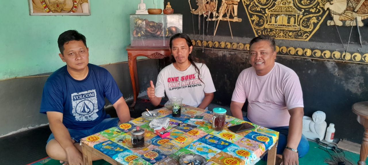 Tomi paling kiri saat ditemui awak medi disebuah cafe di mojokerto (foto : redaksi_beritaformat.com)