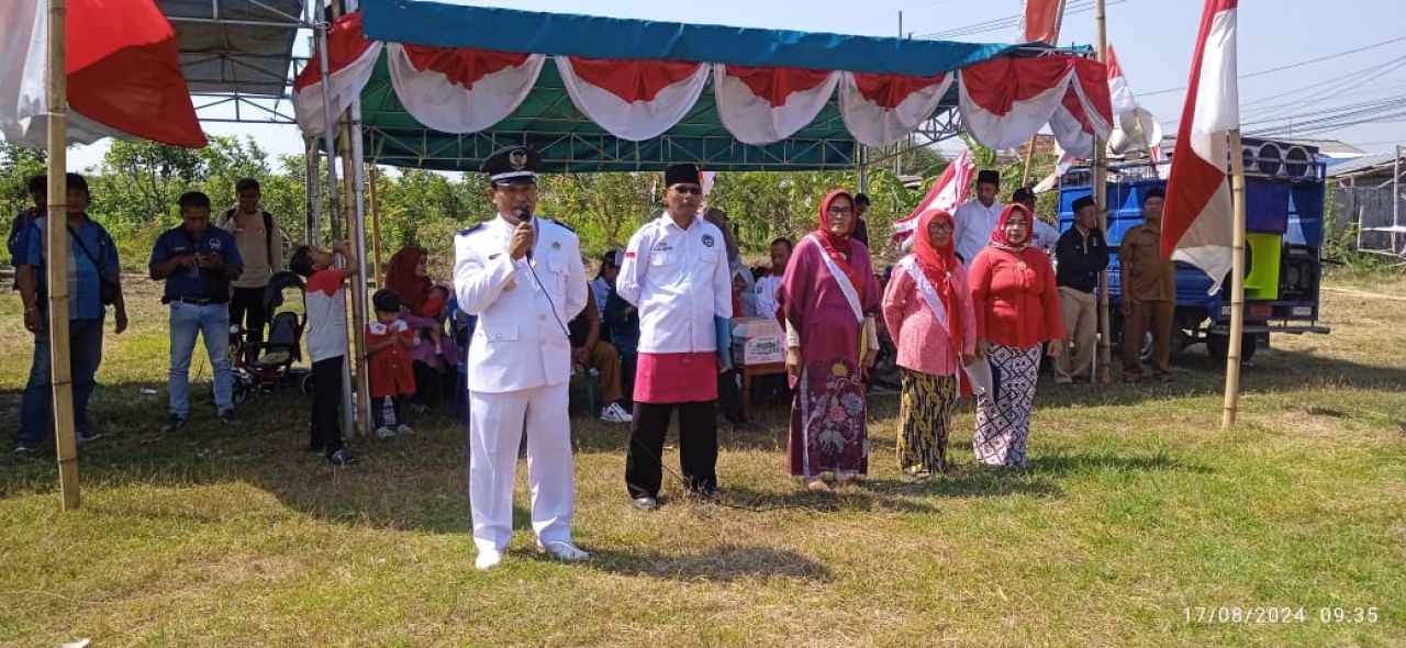 Kades Ngudirejo, Lantarno saat memimpin dan memberikan sambutan pada upacata hari kemerdekaan RI ke 79 di lapangan dusun canggon (foto : darmanto_beritaformat.com)