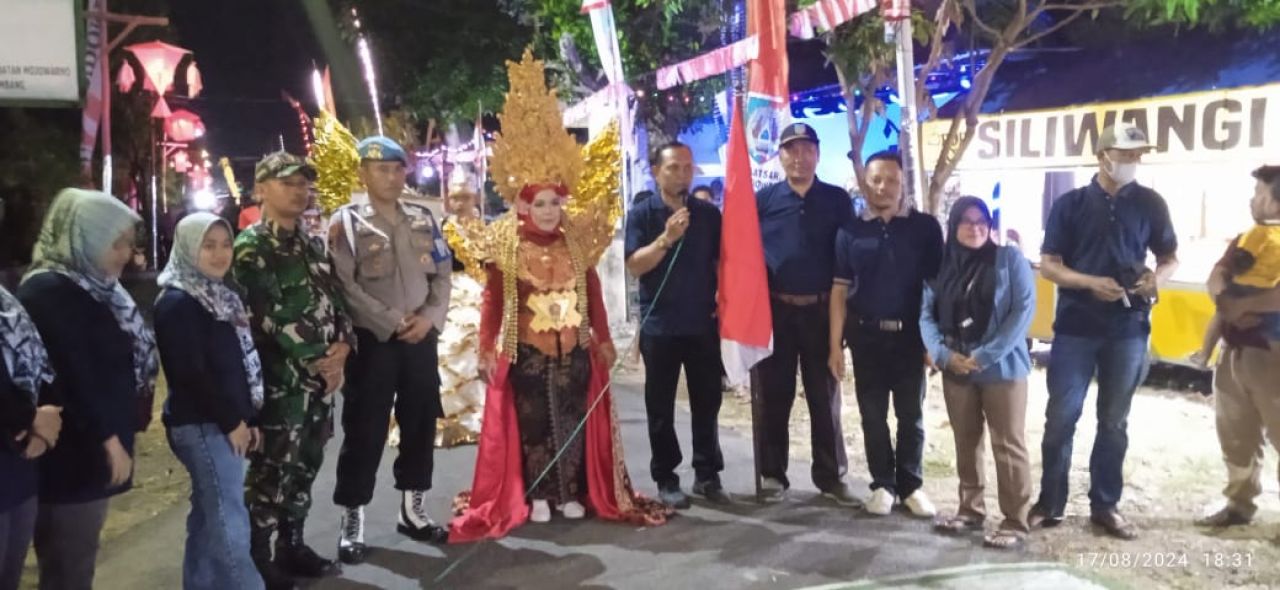 Kades Latsari Muslikhan saat memberikan sambutan pada acara pawai budaya Dusun Guwo (foto : darmanto_beritaformat.com)
