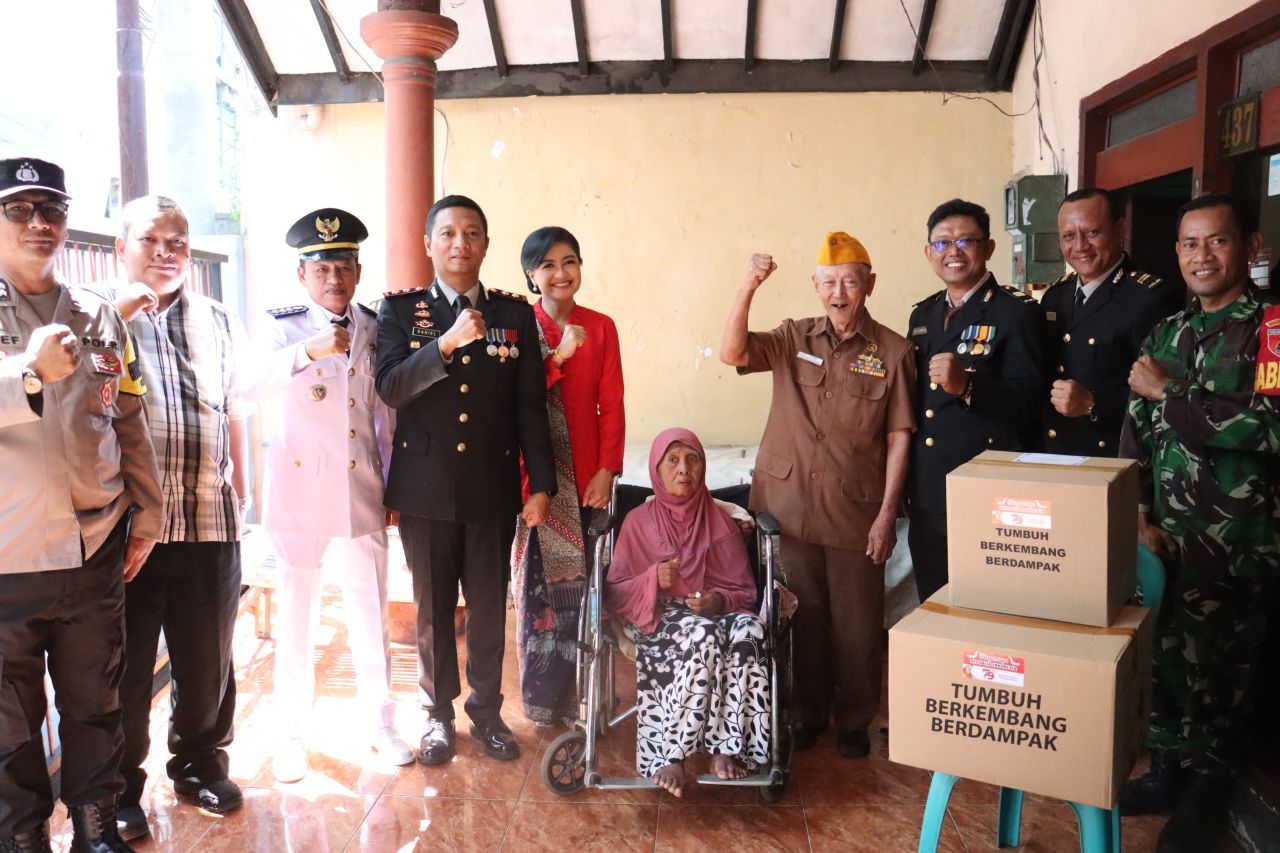 Kapolresta Mojokerto AKBP Daniel S. Marunduri,S.I.K., M.H., didampingi Suharno Camat Kranggan dan jajaran Forkopimda Kota Mojokerto memberikan tali asih sebagai wujud penghormatan sekaligus perhatian pada veteran perjuang kemerdekaan (foto : humasreskotam