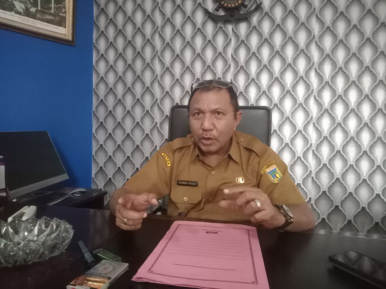 Kepala BPBD Sulawesi Tengah, Dr. Ir. Akris Fattah Yunus M.Si., saat memberikan keterangan pers tentang mitigasi bencana sebagai persiapan jika tiba-tiba terjadi gempa dan tsunami karena pergerakan lempeng Megathrust (foto : humasbpbdpalu/agus_beritaformat