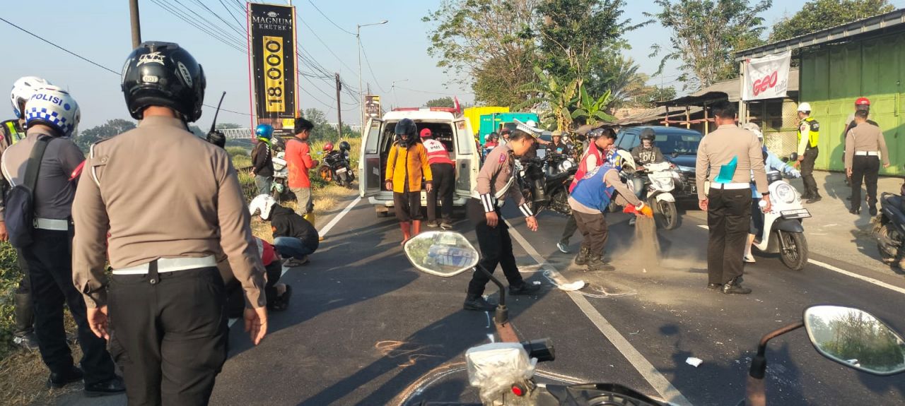 Unit laka lantas Polresta Mojokerto saat melakukam olah TKP laka lantas antara truk fuso dan sepeda motor didepan PT. Ajinomoto (foto : erick_beritaformat.com)