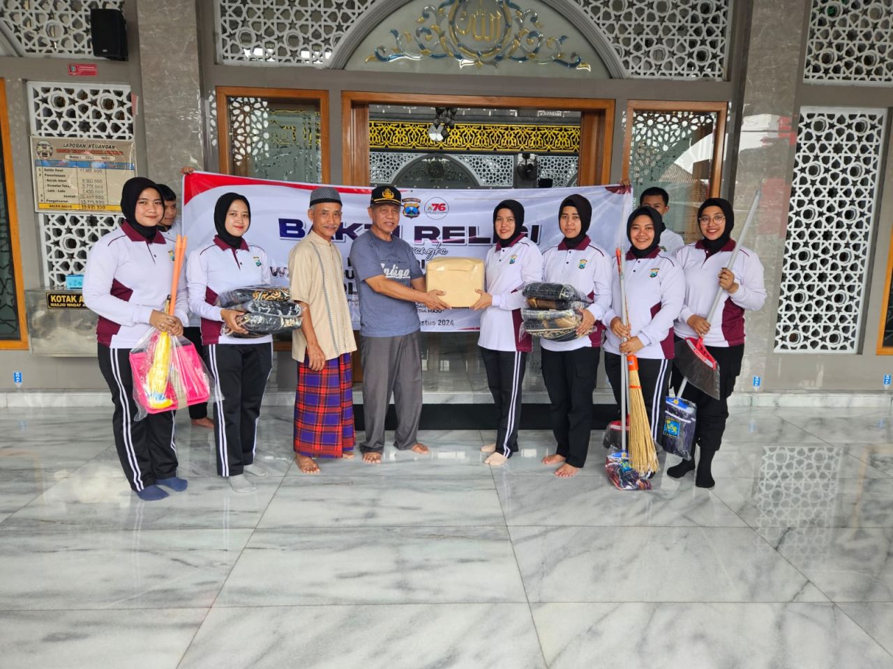 Polwan Polres Jombang berikan alat kebersihan dan tali asih kepada salah satu takmir masjid (foto : humasresjbg/darmanto_beritaformat.com)