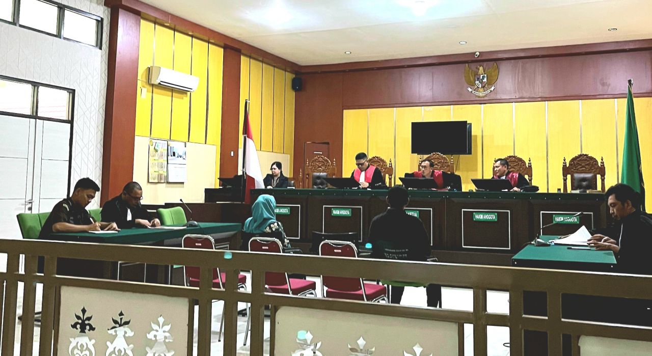 Suasana sidang pembacaan dakwaan oleh Majelis Hakim Pengadilan Negri Palu berjalan lancar dan kondusif ( foto : humascabjaritnmb/asri_beritaformat.com)