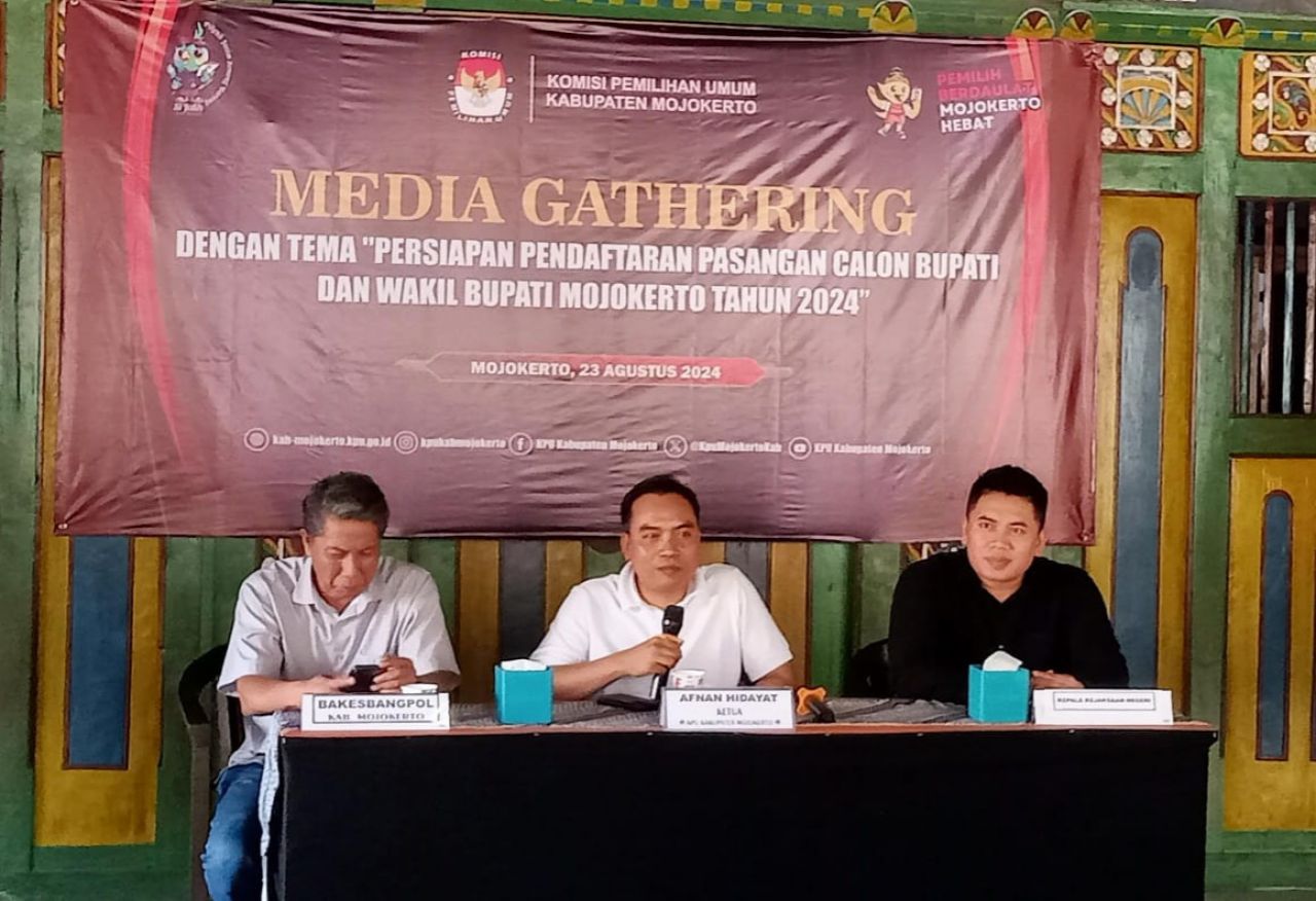 Ketua KPU beserta anggota Komisioner KPU Kab. Mojokerto saat menggelar media gathering di cafe vintage surodinawan Kota Mojokerto (foto : lara_beritaformat.com)