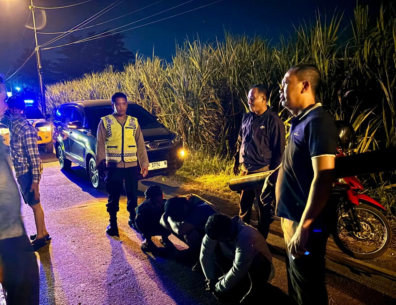 Ketiga komplotan saat ditangkap petugas Polsek Pungging dan patroli blue light (foto : humasresmjk/erick_beritaformat.com)