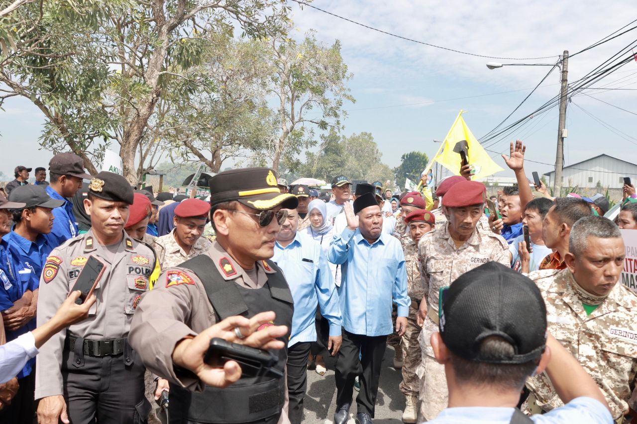 Anggota Polres Jombang saat melakukan pengamanan Paslon Bacabup dan Bacawabup WARSA (foto : darmanto_beritaformat.com)