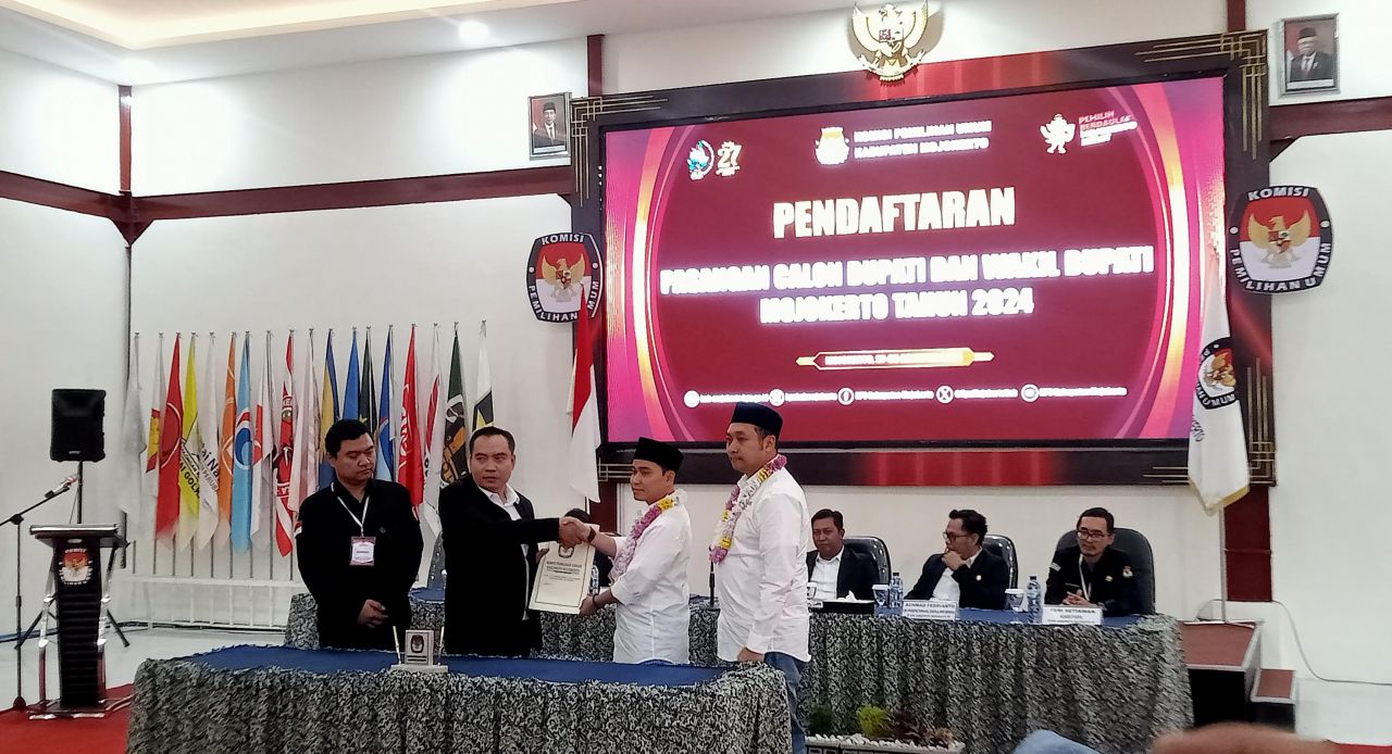 Gus Barra menyerahkan berkas pendaftaran kepada Ketua Komisioner KPU Kabupaten Mojokerto (foto : lara_beritaformat.com)
