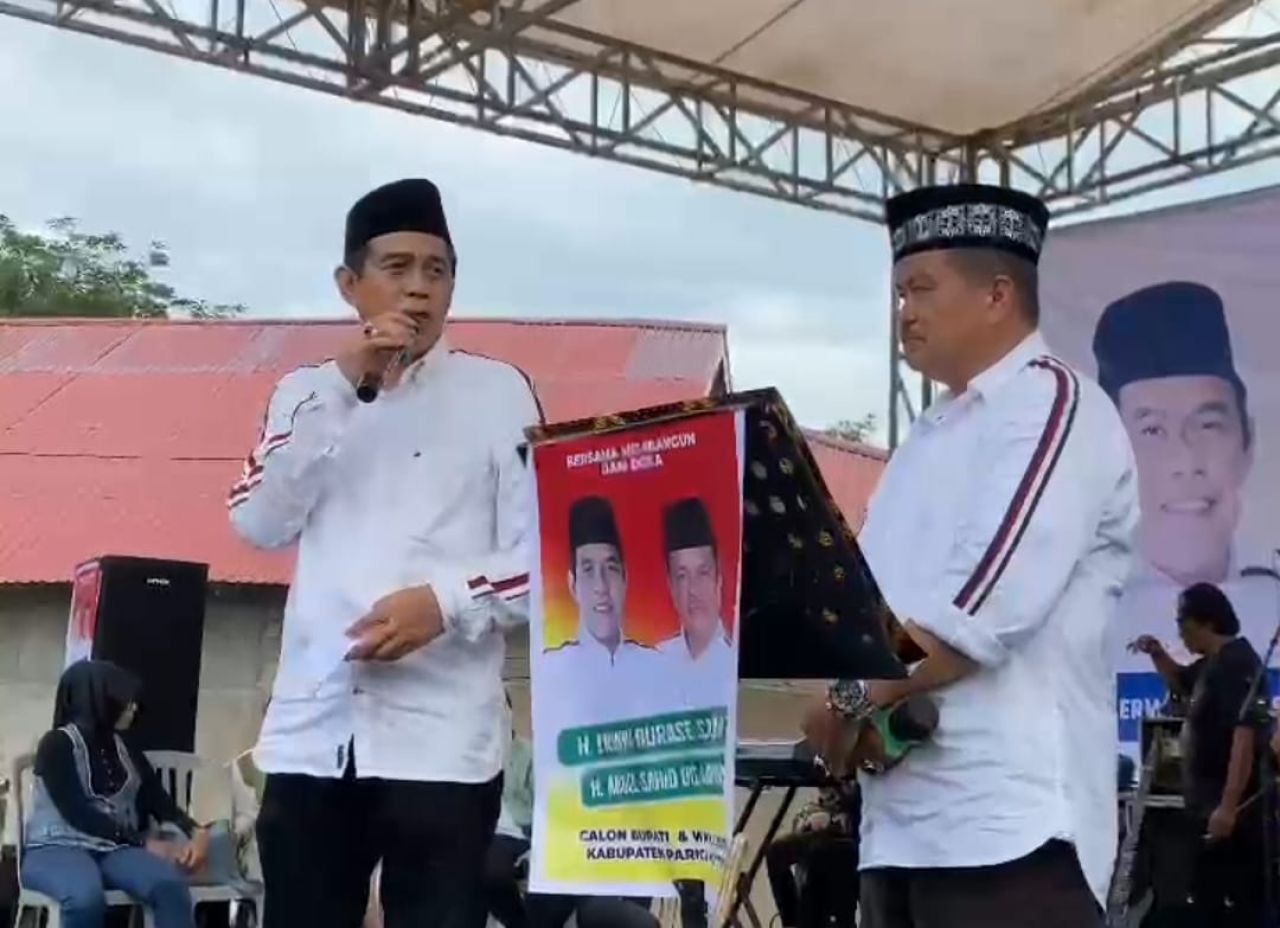 Erwin Burase saat berorasi didepan ribuan kader partai pengusung, relawan dan simpatisan saat acara deklarasi (foto : boby/asri_beeitaformat.com)