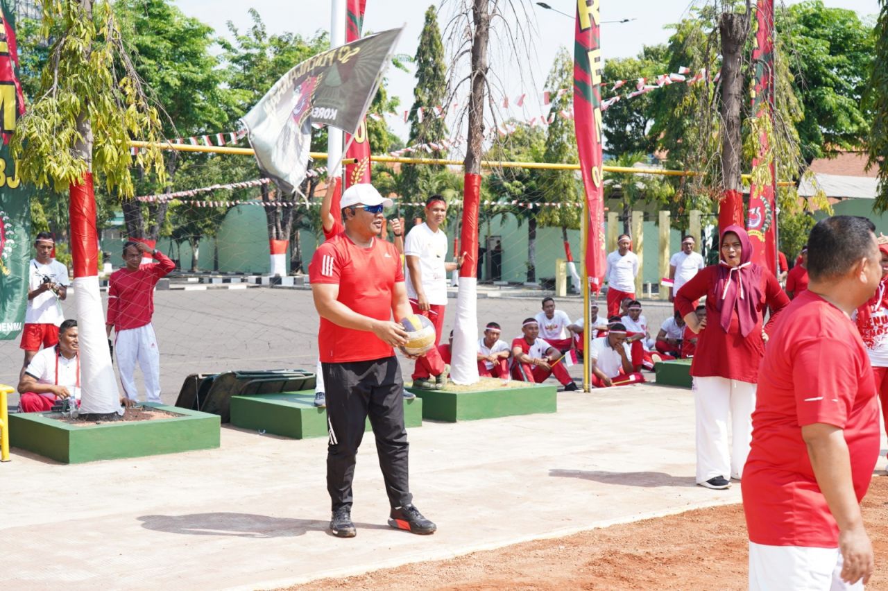 Dandim 0817/Gresik Letkol Inf Ahmad Saleh Rahanar, S.Sos., turut megikuti lomba bola volly yang digelar di Makorem 084/BJ (foto : pendim0817gresik/hartono_beritaformat.com)