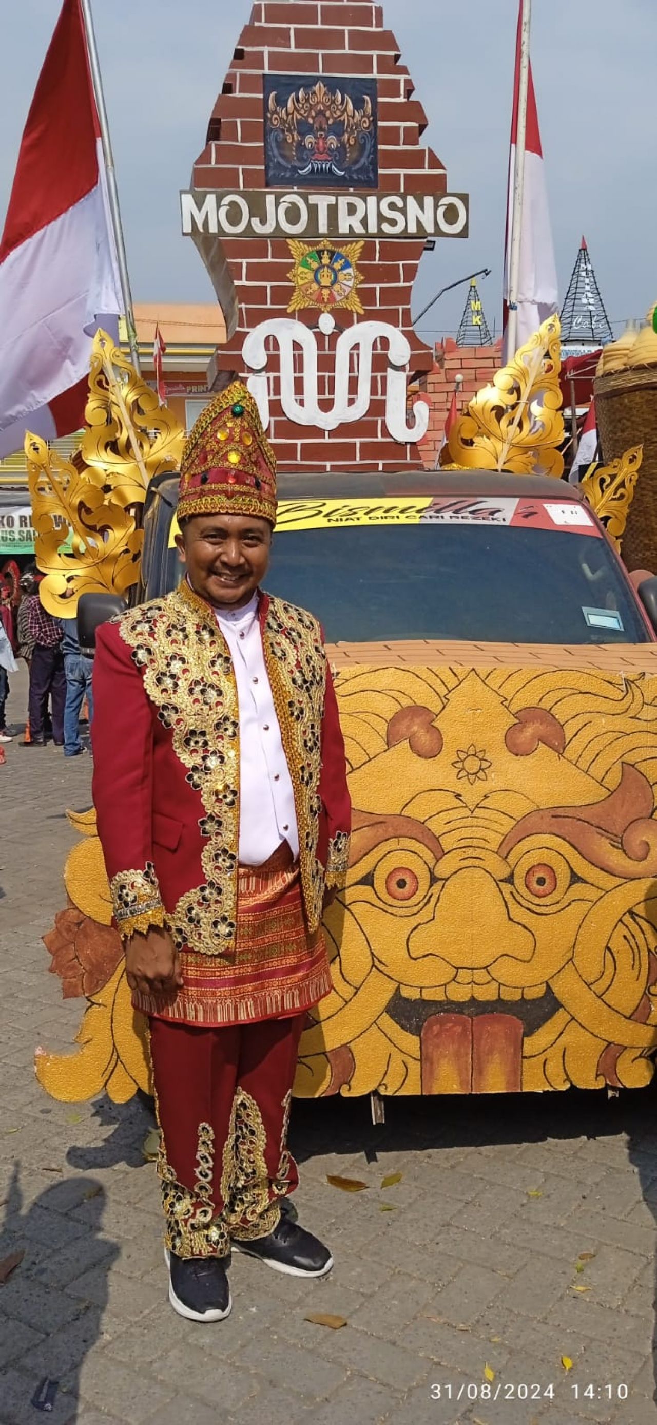 Kades Mojotrisno Nanang Sugiarto sesaat sebelum karnaval diberangkatkan Muhtar Camat Mojoagung (foto : darmanto_beritaformat.com)