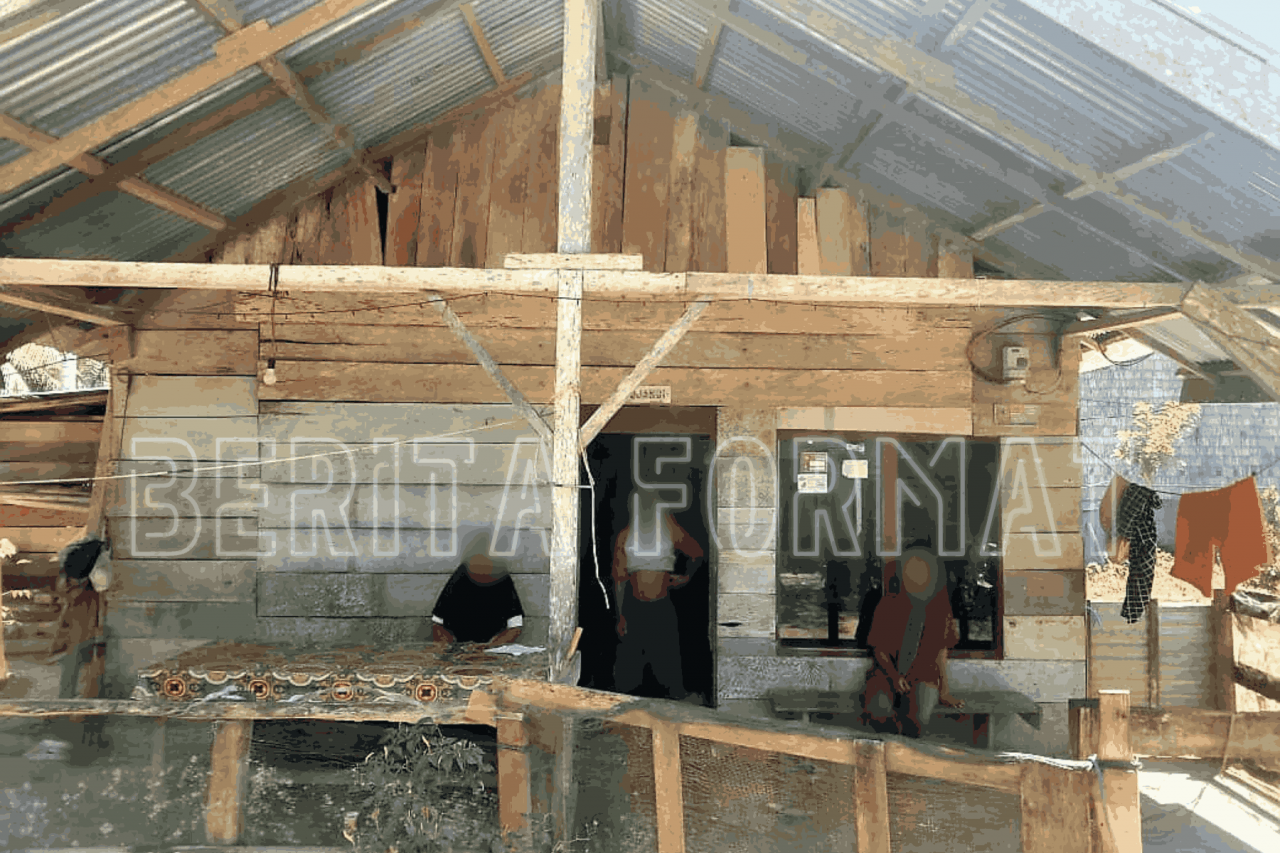 Rumah warga yang tidak layak huni dengan dinding kayu yang masih menanti dan berharap mendapatkan bantuan bedah rumah (foto : asri_beritaformat.com)