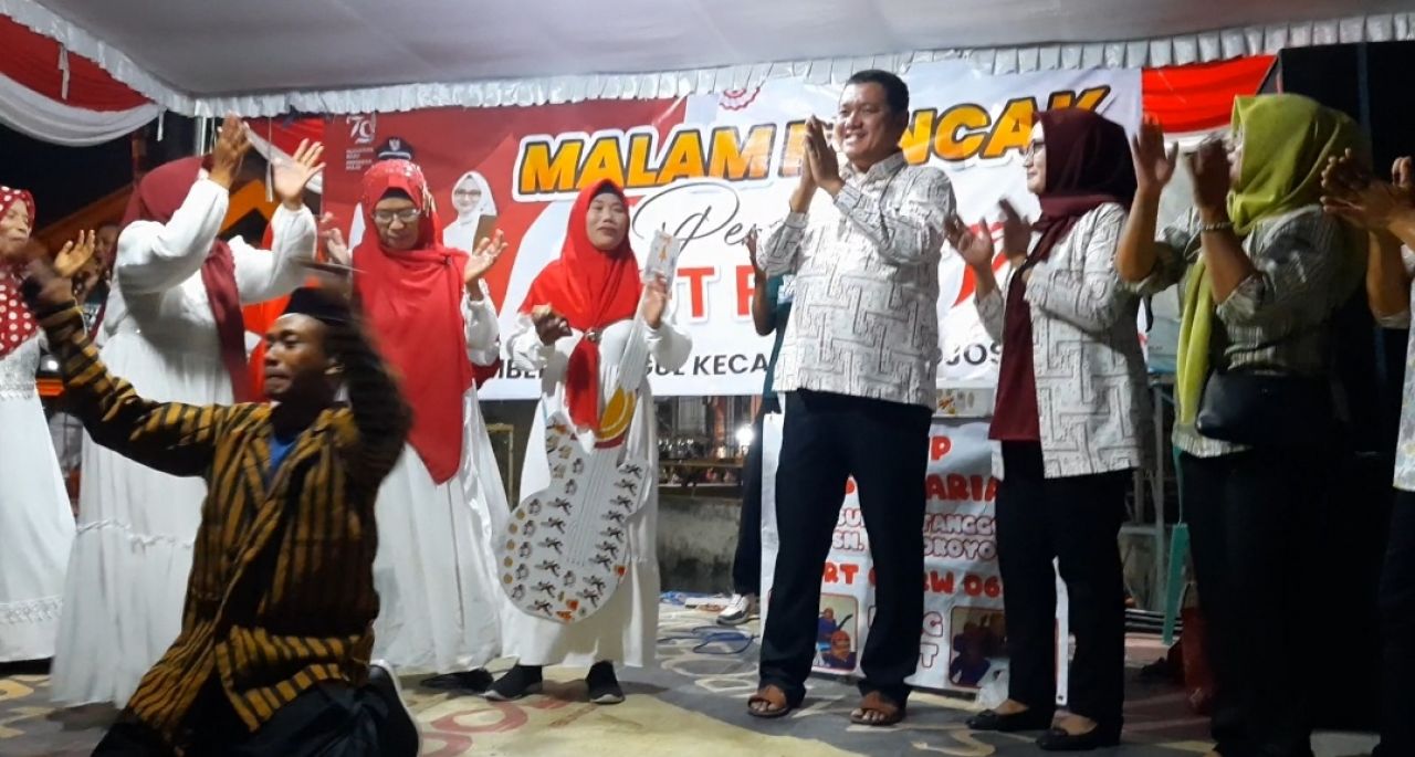 Kades Sumbertanggul bersama istri membaur dengan masyarakat dipanggung gebyar HUT RI ke 79 (foto : redaksi_beritaformat.com)