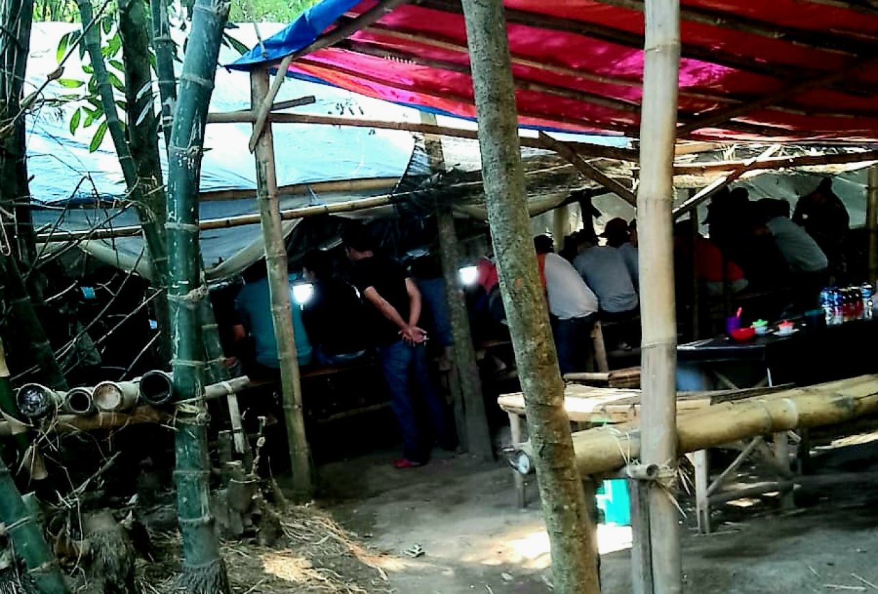 Diduga lokasi judi sabung ayam yang dikerumi banyak pemain maupun warga yang menonton (foto : tim/redaksi_beritaformat.com)