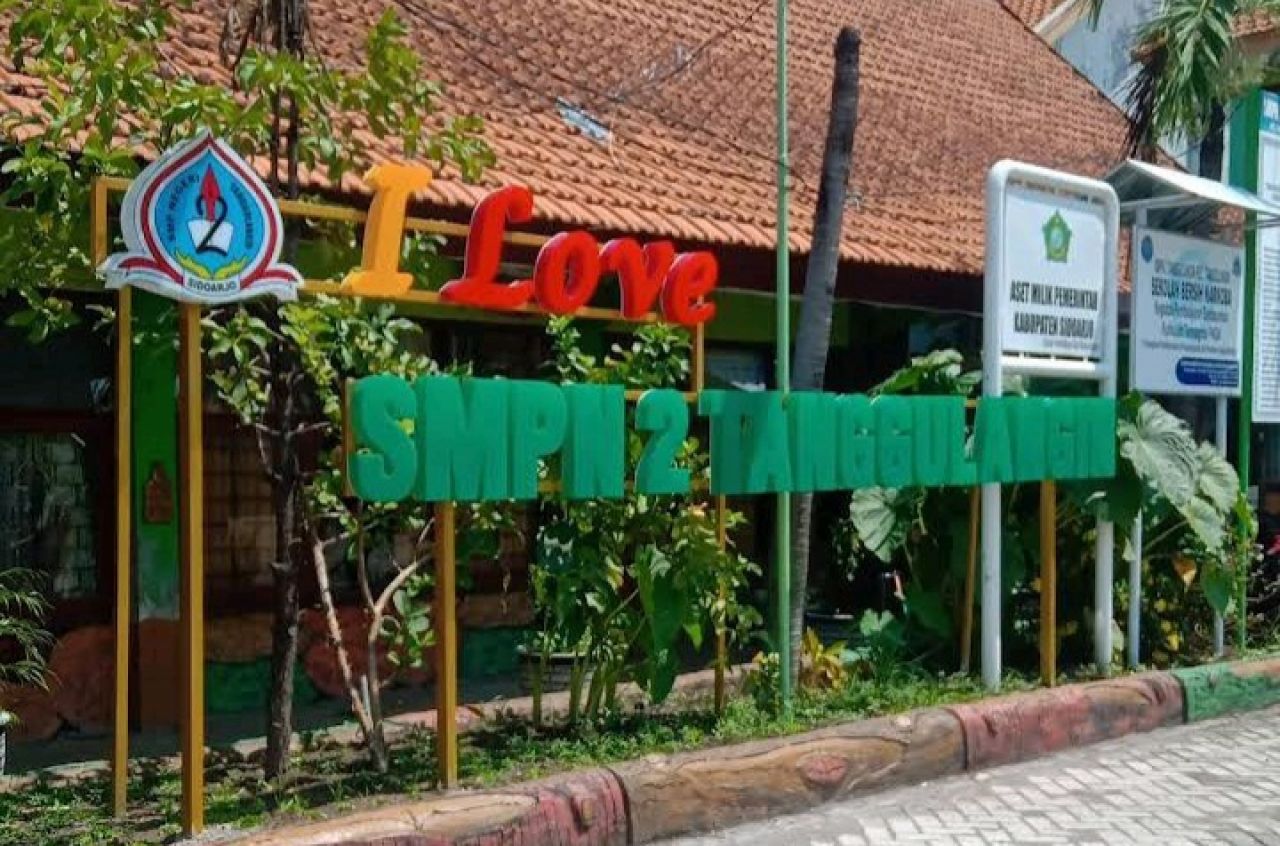 Tampak halaman SMPN 2 Tanggulangin Kabupaten Sidoarjo (foto : tim/harry_beritaformat.com)