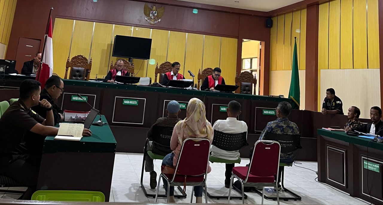 Suasana sidang lanjutan kasus tipikor oknum Camat Sidoan di pengadilan Tipikor Palu yang menghadirkan 4 orang saksi (foto : humascabjari/asri_beritaformat.com)