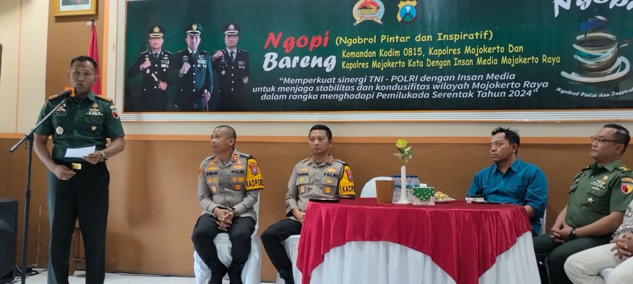 Dadim 0815/Mojokerto Lerkol Inf Rully Noriza, S.I.P., M.I.P.,saat membuka acara ngobrol pintar dan ispiratif perkuat sinergitas TNI-Polri bersama puluhan awak media (foto : clara_beritaformat.com)