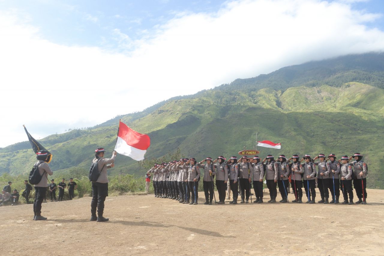Polwan Polres Mojokerto kibarkan bendera di puncak gunung pundak (foto : humasresmjk/erick_beritaformat.com)