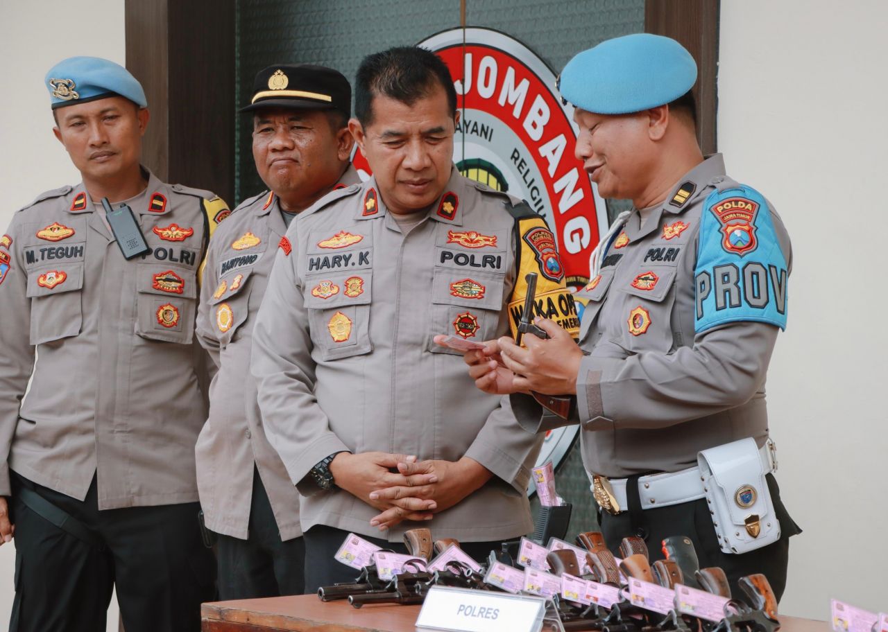 Sipropam Polres Jombang dan Ditpropam Polda Jatim cek kelayakan senpi anggota (foto : humasresjbg/darmanto_beritaformat.com)