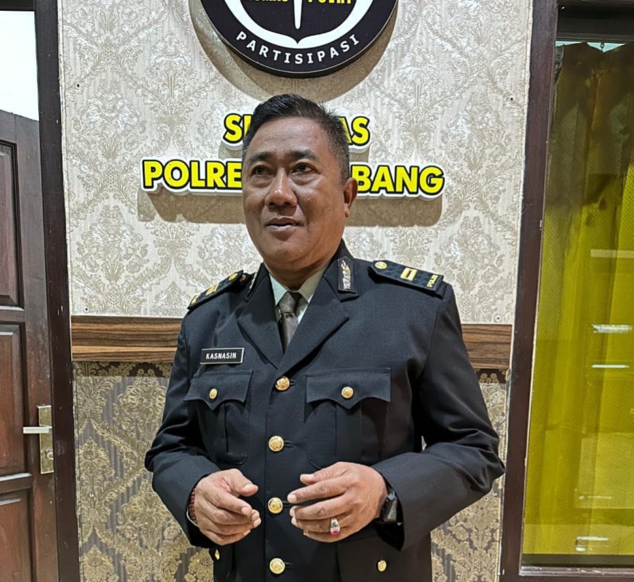 Iptu Kasnasin saat memberikan keterangan pers depan kantor Humas Polres Jombang (foto : humasresjbg/darmanto_beritaformat.com)