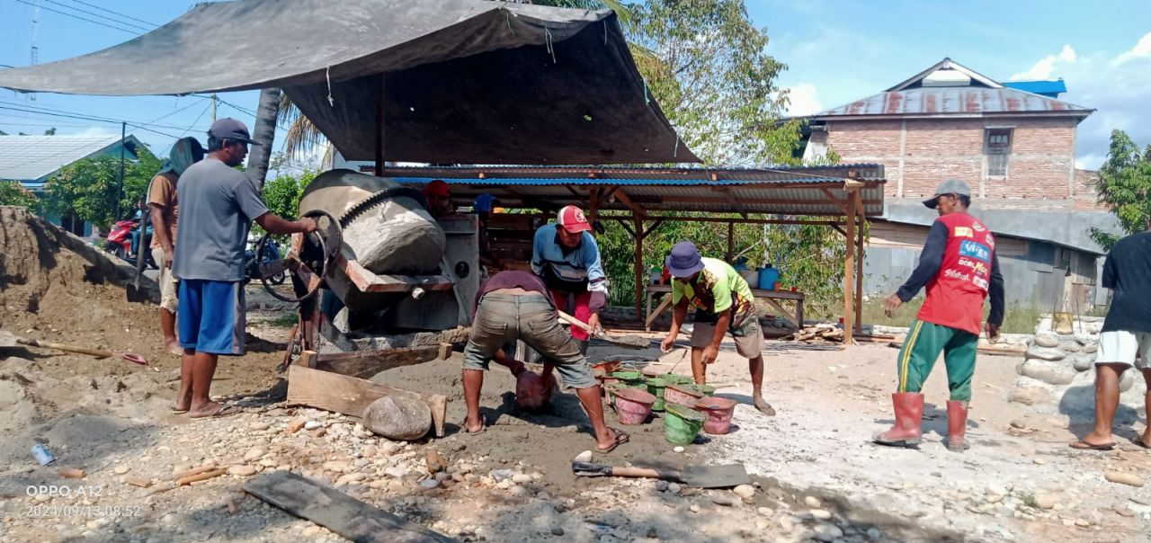 Warga Dusun 4 Desa Kotanagaya bersama sama mengaduk adonan cor untuk pembangunan mushola (foto : pemdeskotanagaya/asri_beritaformat.com)