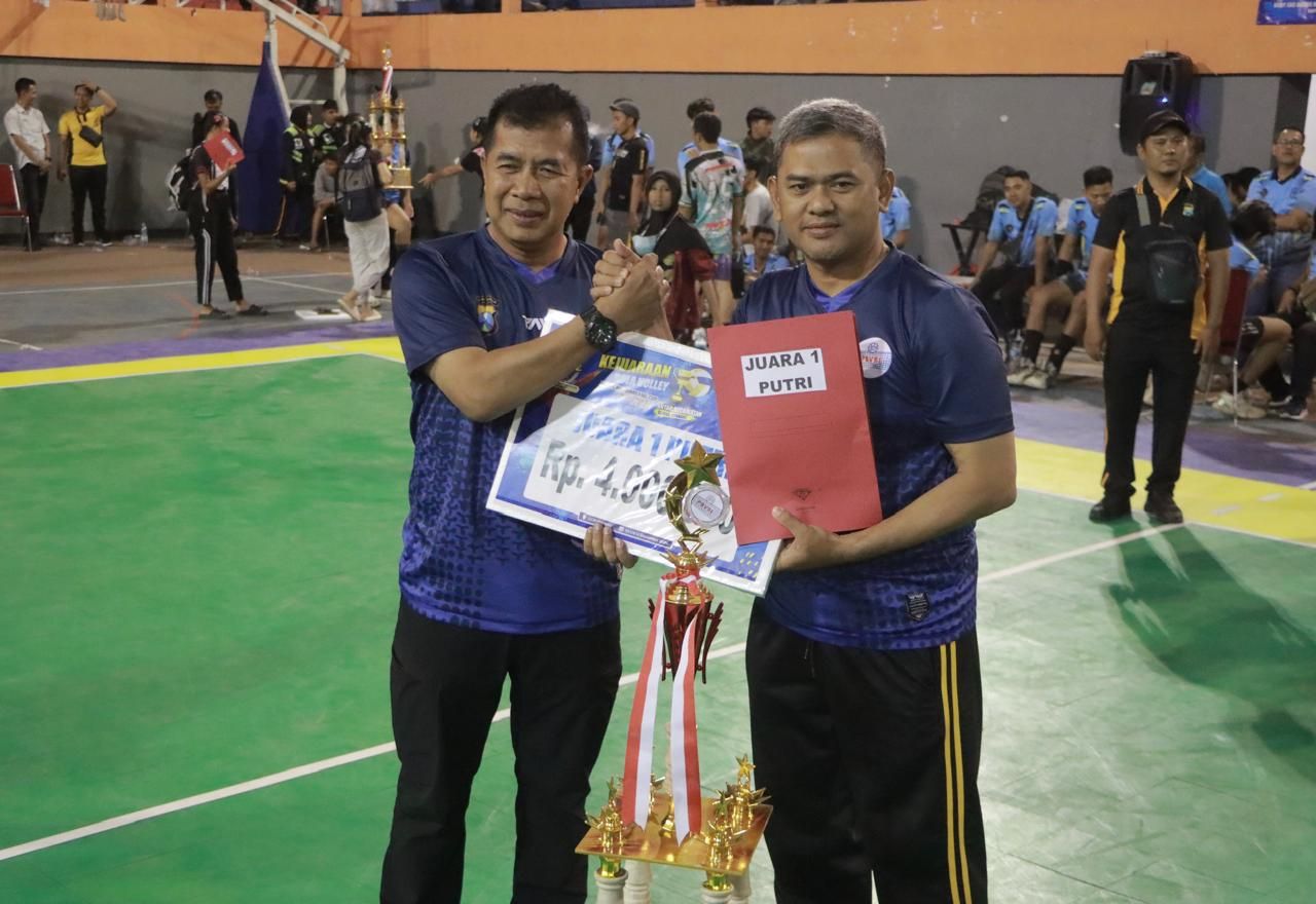 Wakapolres Jombang Kompol Hari Kurniawan memberikan piala dan tropi kejuaraan bola voli Kapolres Jombang Cup 2024 pada pelatih bola voli juara 1 putri (foto.: darmanto_beritaformat.com)