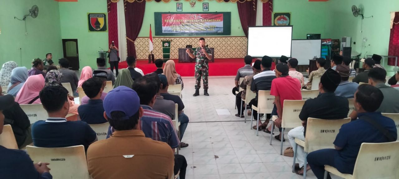 Mayor Inf Hendy Pasi Komsos Rem 084/BJ berikan wawasan kebangsaan pada warga Kecamatan Bangkalan (foto : pendim0829/hartono_beritaformat.com)