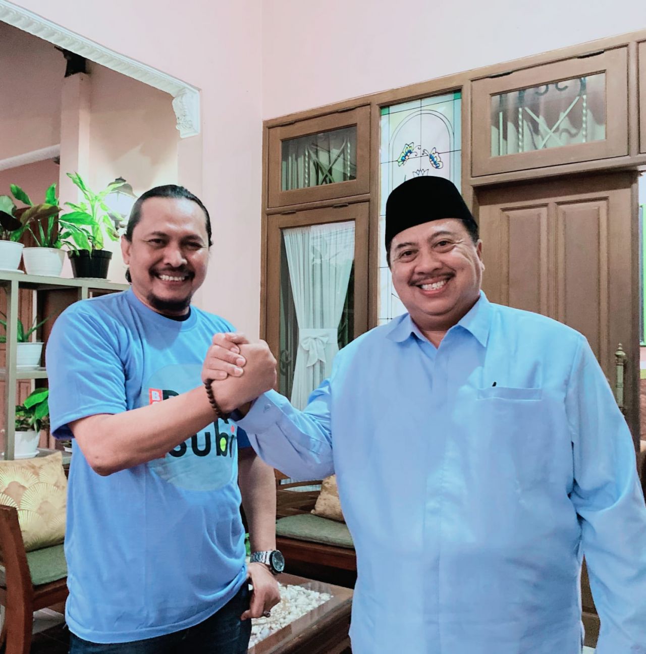Ketua DPC Projo Jombang Hari Sukemi, ST. (Krisna) kiri, saat mengunjungi kediaman H. Warsubi (kanan) (foto : darmanto_beritaformat.com)