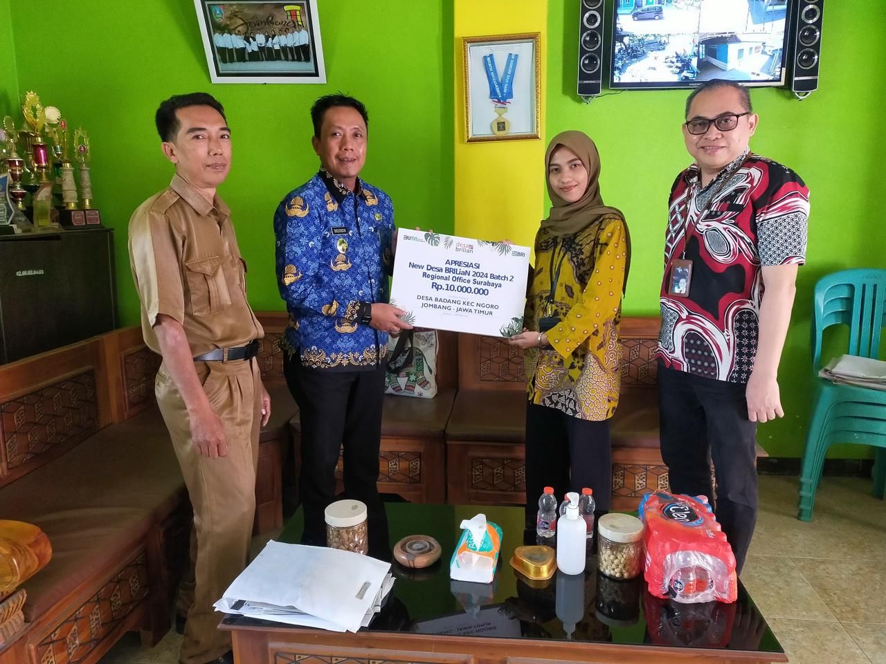 Kades Badang, Sholachudin, menerima dana apresiasi dari kantor BRI Regional Surabaya atas prestasi desanya yang mempunyaj potensi SDM unggul (foto : darmanto_beritaformat.com)