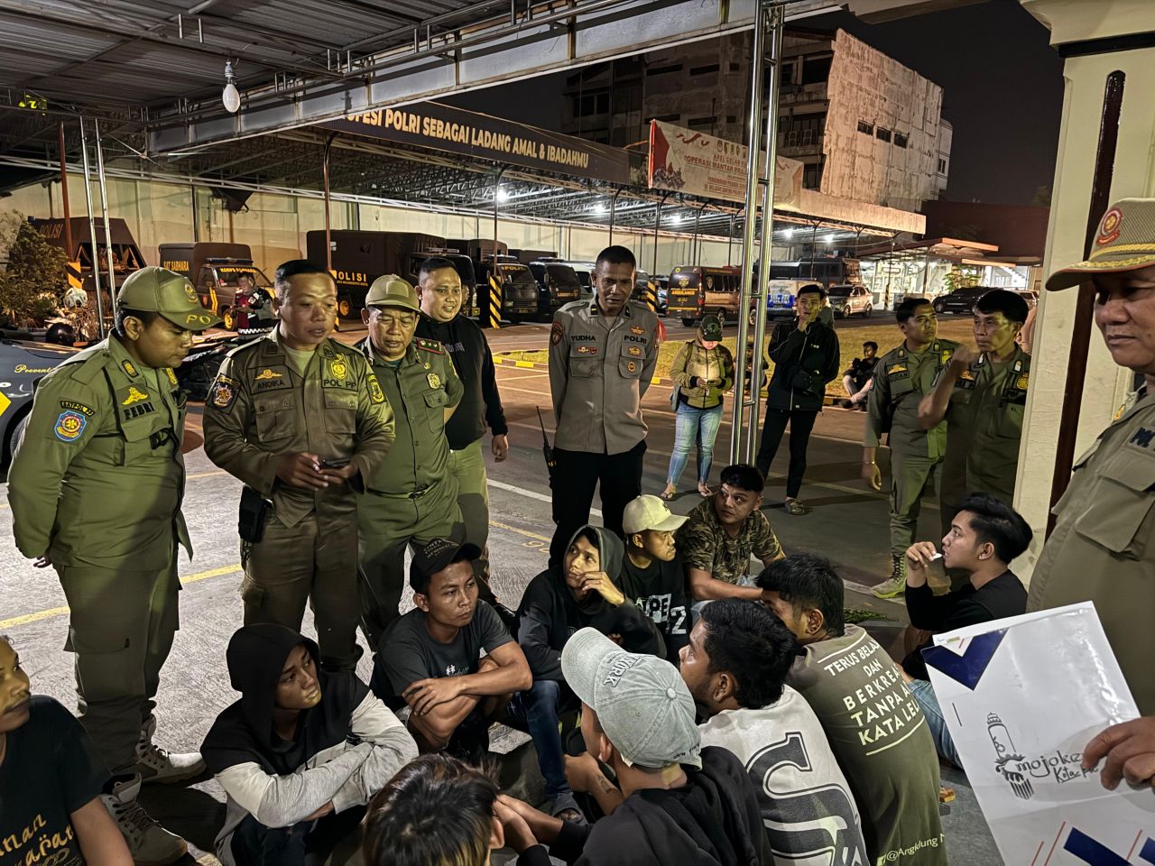 21 pengamen yang tertangkap didata oleh anggota Satpol PP Kota Mojokerto, satu diantaranya warga Madiun (foto : humasrestamjk/erick_beritaformat.com)