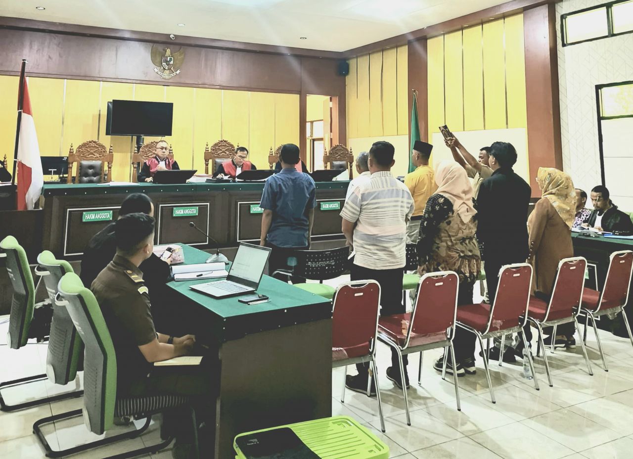 Sejumlah saksi dari pegawai kantor Kecamatan Sidoan dihadirkan JPU dalam sidang kasus dugaan korupsi oknum Camat Sidoan (foto : humascabjaritinombo/asri_beritaformat.com)