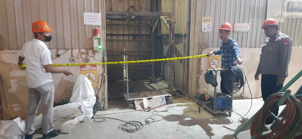 Lokasi terjatuhya kedua korban saat ini digaris polisi (foto : erick_beritaformat.com)