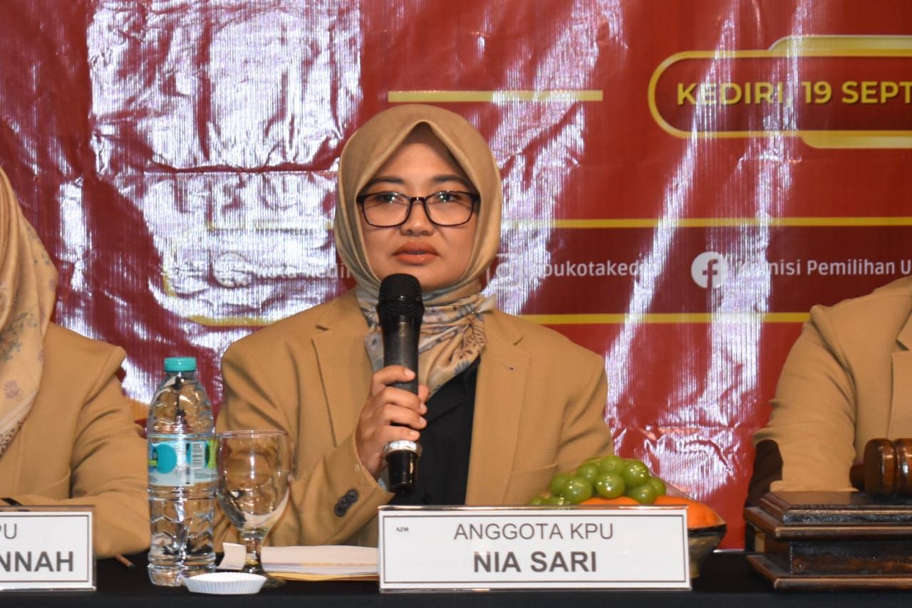 Divisi Rendatin KPU Kota Kediri Nia Sari saat membacakan jumlah DPT pada pemilukada Kota Kediri 2024 (foto : krisna_beritaformat.com)