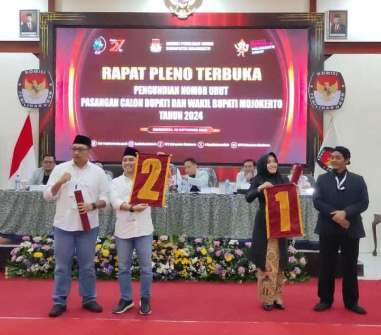 Paslon Bupati dan Wakil Bupati 1DOLA dan MUBA2OK saat menunjukkan hasil pengundian nomor urut (foto : zia_beritaformat.com)