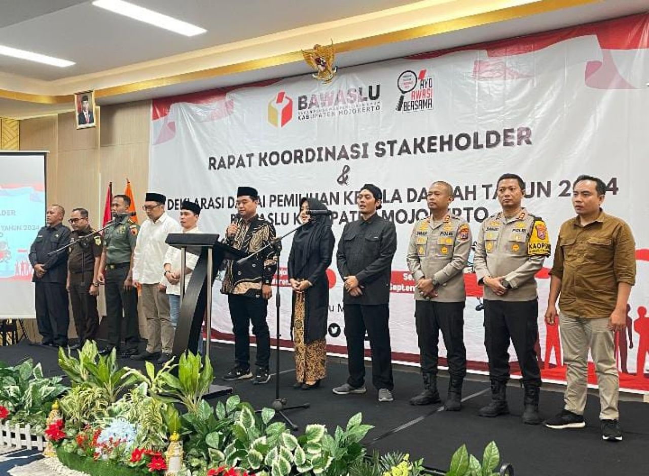 Ketua Bawaslu Kabupaten Mojokerto dan kedua Paslon Bupati dan Wakil Bupati, Kapolres dan Kapolresta Mojokerto, Dandim, Komisioner KPU Kab. Mojokerto ikuti Deklarasi Damai Pilkada Mojokerto (foto : zia_beritaformat.com)
