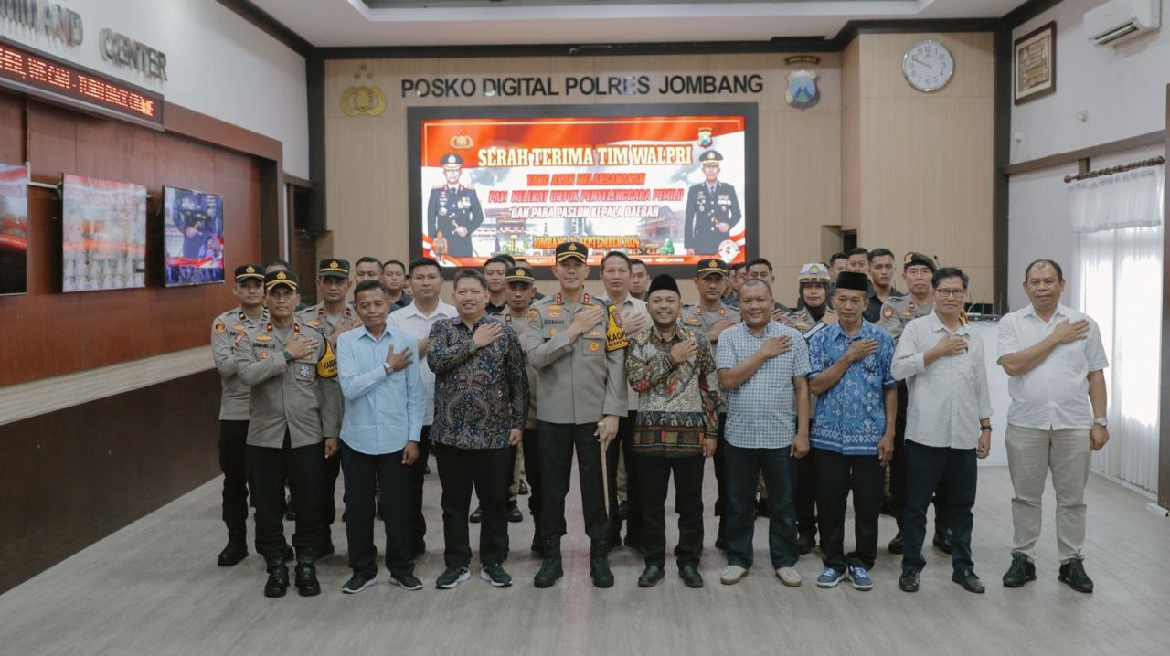 Kapolres Jombang AKBP Eko Bagus Riyadi melepas 21 personil Walpri yang ditugaskan untuk mengawal hingga pemilukada kabupaten Jombang selesai (foto : darmanto_beritaformat.com)