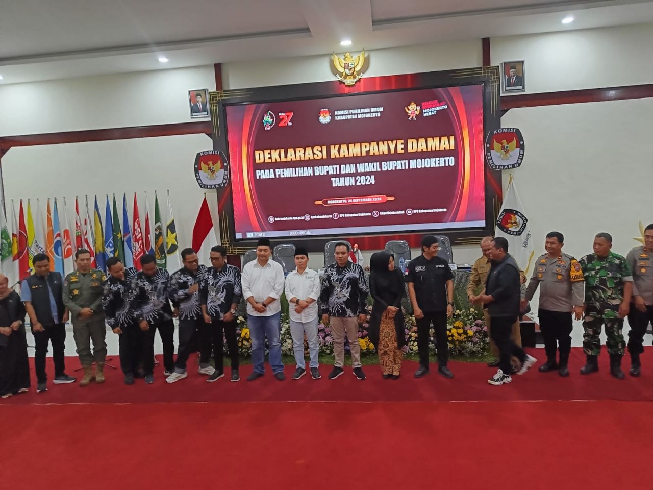 KPU Kabupaten Mojokerto bersama kedua Paslon Bupati dan Wakil Bupati Mojokerto dan Forkopimda, Parpol, Bawaslu Kabupaten Mojokerto saat gelar deklarasi kampanye damai (foto : zia_beritaformat.com)