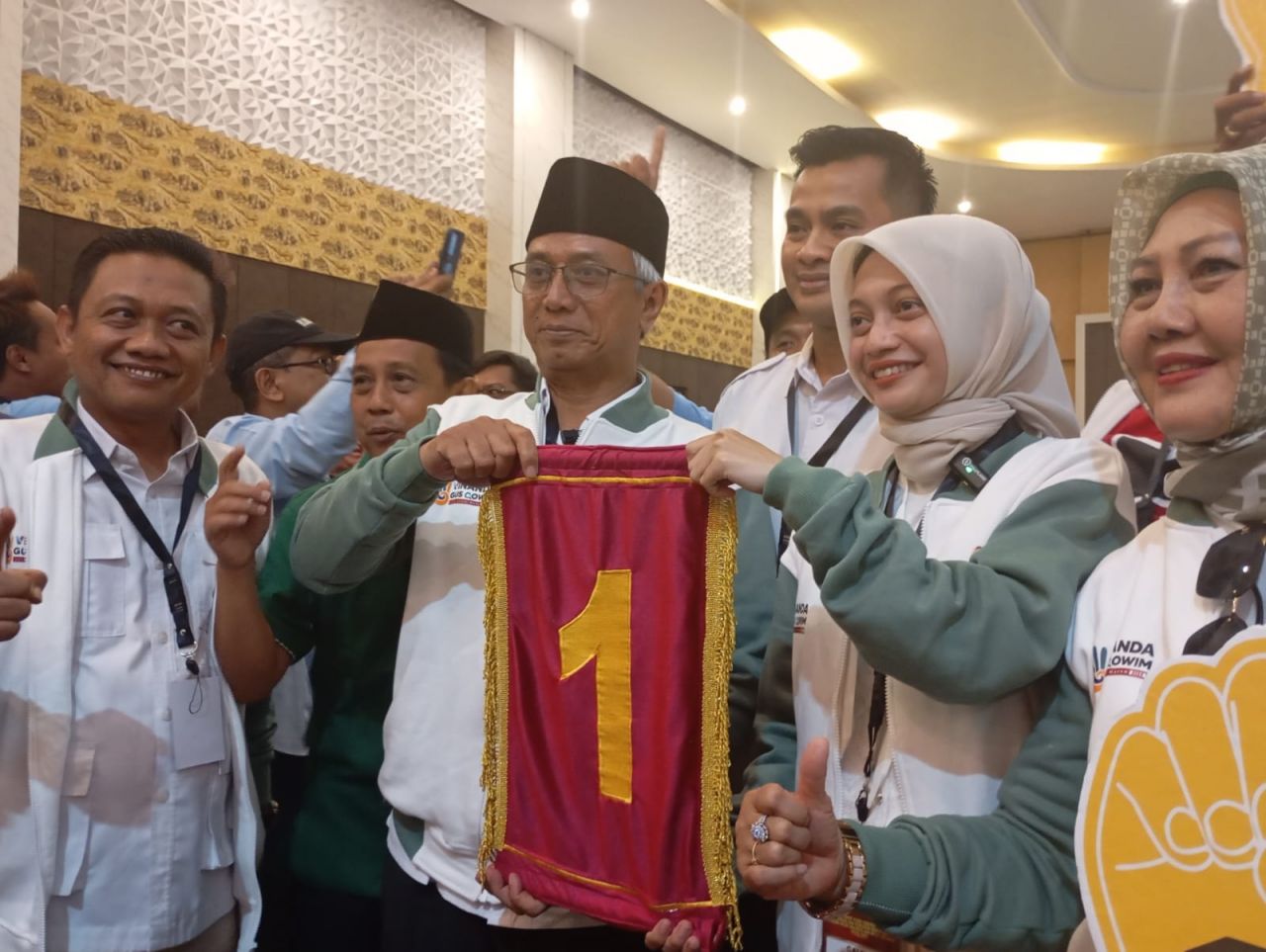 Paslon Walikota dan Wakil Walikota Kediri Vinda dan Gus Qowim mendapatkan nomor urut 1 saat rapat pleno terbuka yang diselenggarakan KPU Kota Kediri (foto : krisna_beritaformat.com)