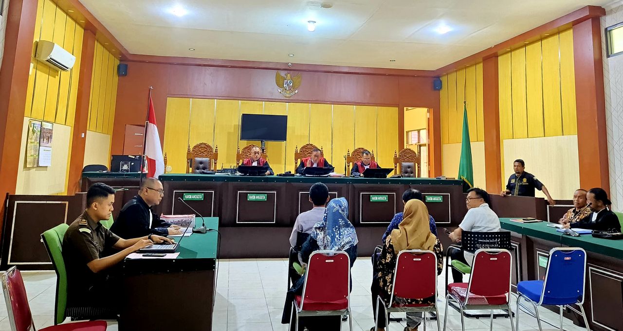 Sejumlah saksi ASN kantor Kecamatan Sidoan dihadirkan dalam persidangan terdakwa MS oknum Camat Sidoan (foto : asri_beritaformat.com)