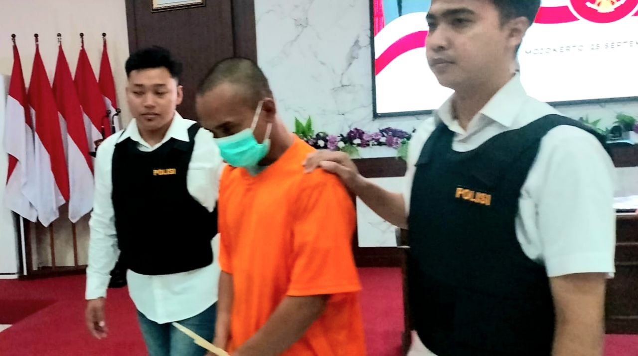 AYN tertunduk lesu saat ditangkap petugas reskrim polresta mojokerto (foto : humasrestamjk/erick_beritaformat.com)