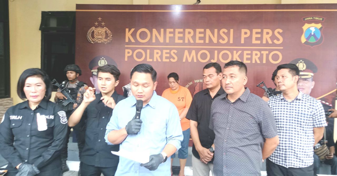 Kasatreskrim Polres Mojokerto AKP Nova Indra Pratama saat menyampaikan ungkap kasus penipuan penggelapan (foto : humasresmjk/zia_beritaformat.com)